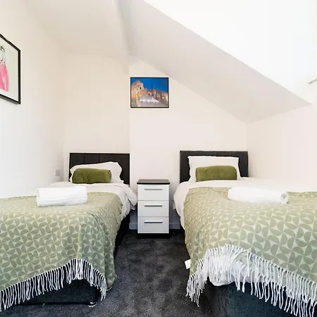 Clifton - Spacious Close To Apartment *