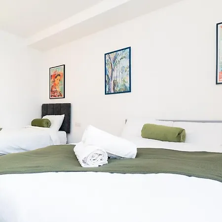 Clifton - Spacious Close To Apartment