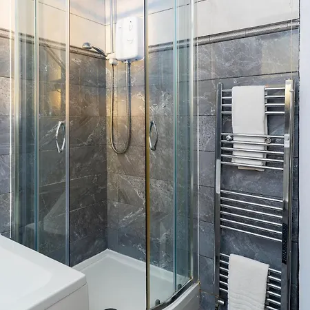 Clifton - Spacious Close To Apartment *
