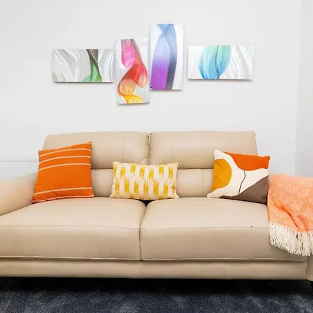 Clifton - Spacious Close To Apartment