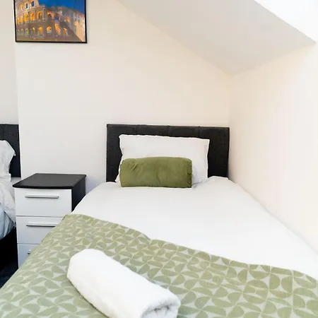 Clifton - Spacious Close To Apartment